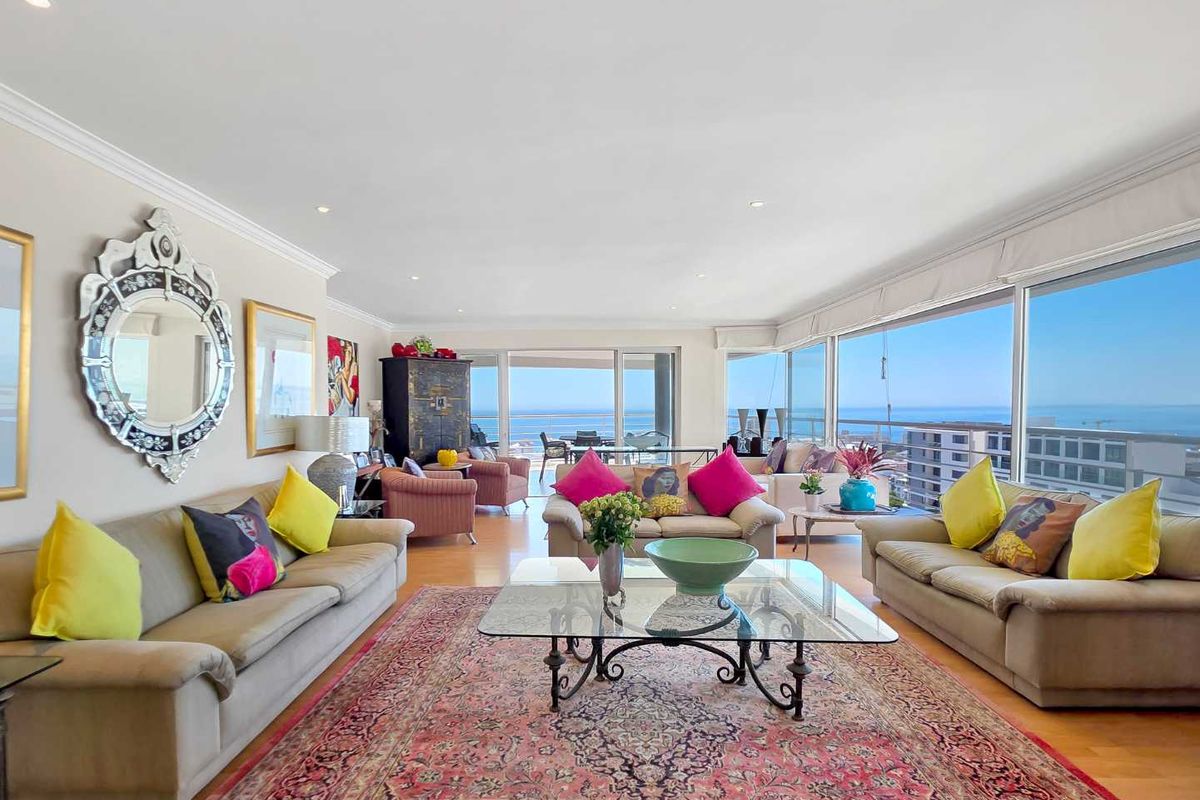 Perfectly positioned in Upper Sea Point with panoramic sea views - Photo 2
