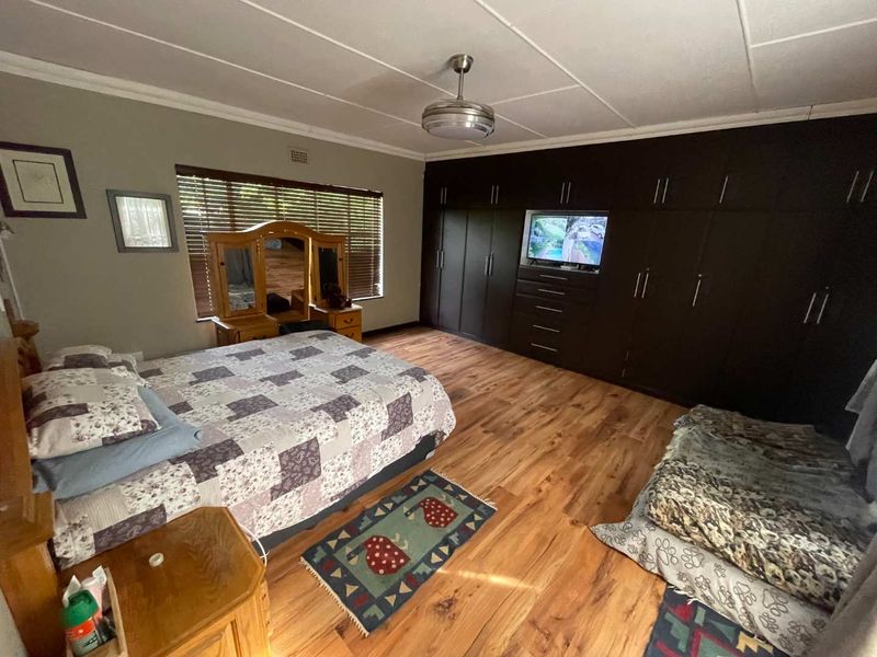 Modern 4 bedroom Strathmore home for sale - Photo 9