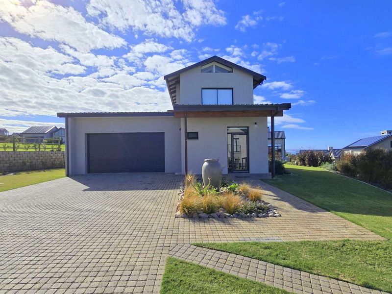 Cozy family home offering stunning sea views from the upstairs bedrooms, - Photo 3