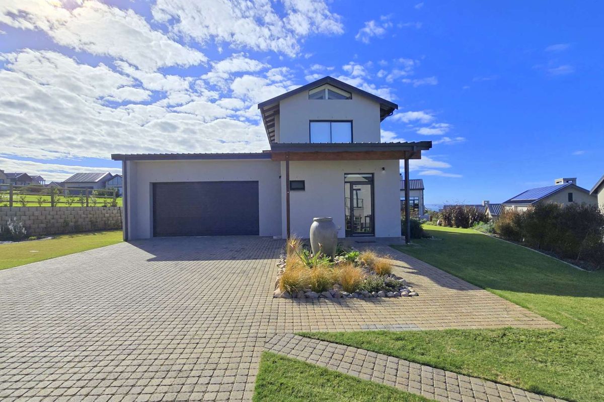 Cozy family home offering stunning sea views from the upstairs bedrooms, - Photo 3