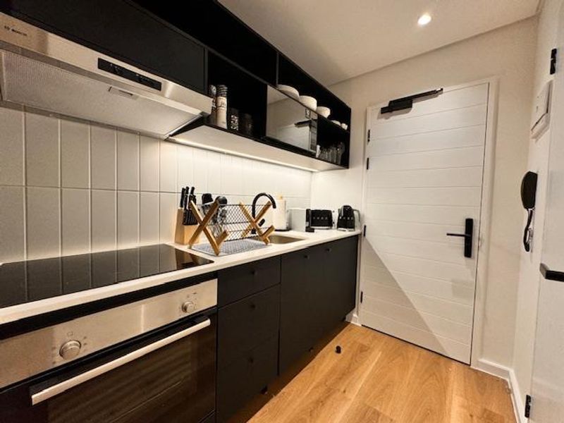 Modern Studio in Station House - Photo 3