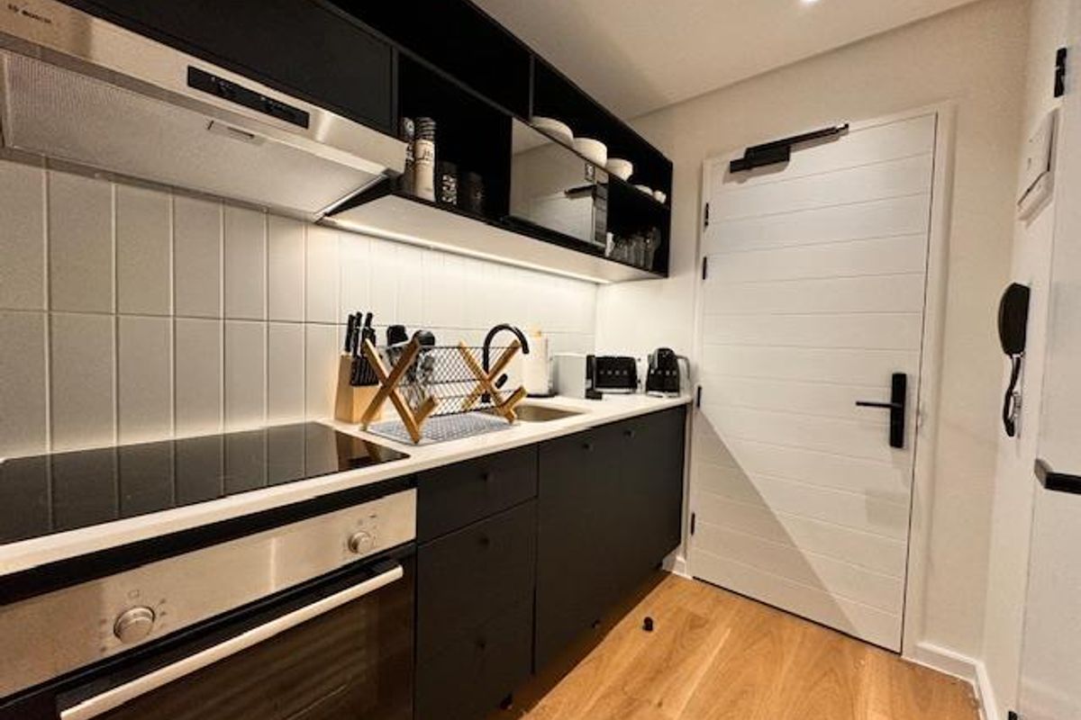 Modern Studio in Station House - Photo 3