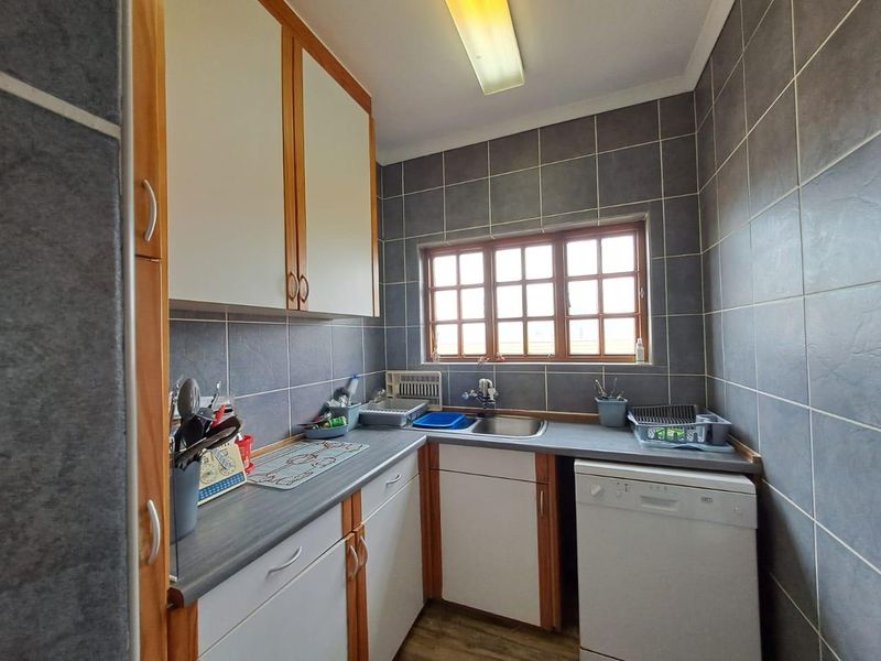 Dream Beach House in Swakopmund: Coastal Luxury Meets Family Comfort - Photo 4