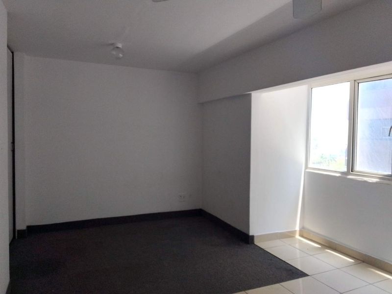 Cozy Bachelor Pad in Prime Location – Act Fast! - Photo 2