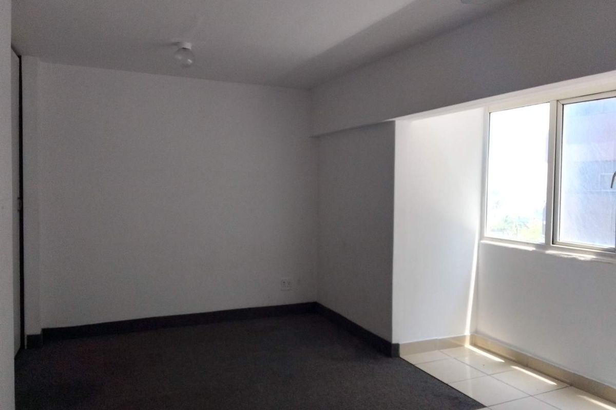 Cozy Bachelor Pad in Prime Location – Act Fast! - Photo 2