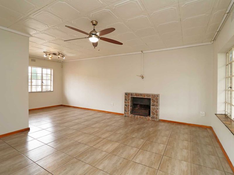 Secure & Solar-Equipped Family Home in Boomed Allen Grove - Photo 5