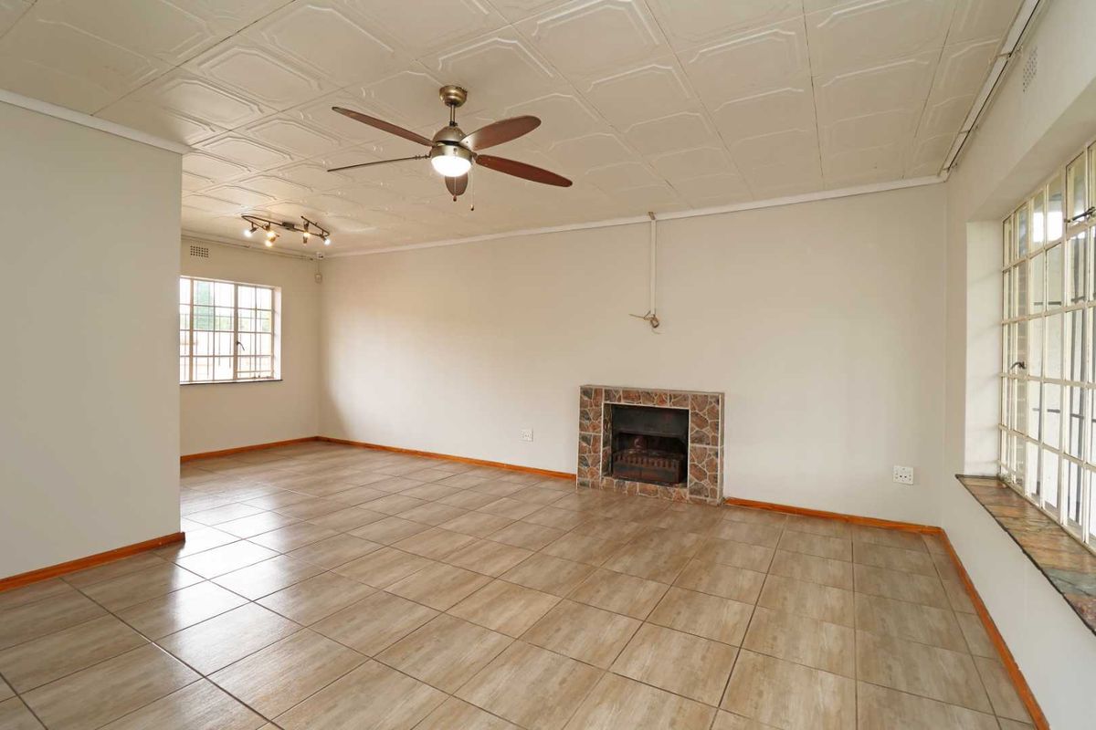 Secure & Solar-Equipped Family Home in Boomed Allen Grove - Photo 5