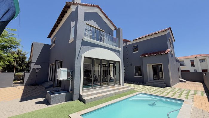 Property #2568756, House For Sale in Blue Valley Golf Estate