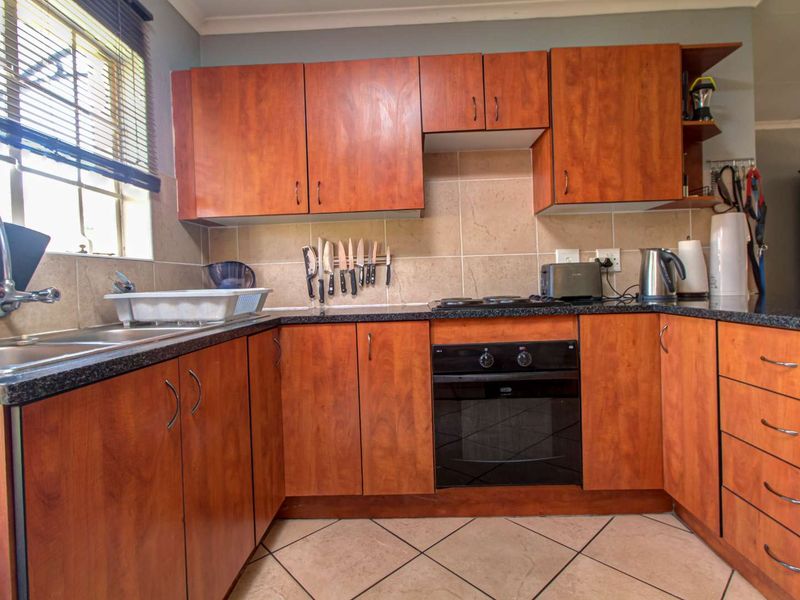 Spacious Corner Gem: Comfort & Convenience Await! - Photo 4