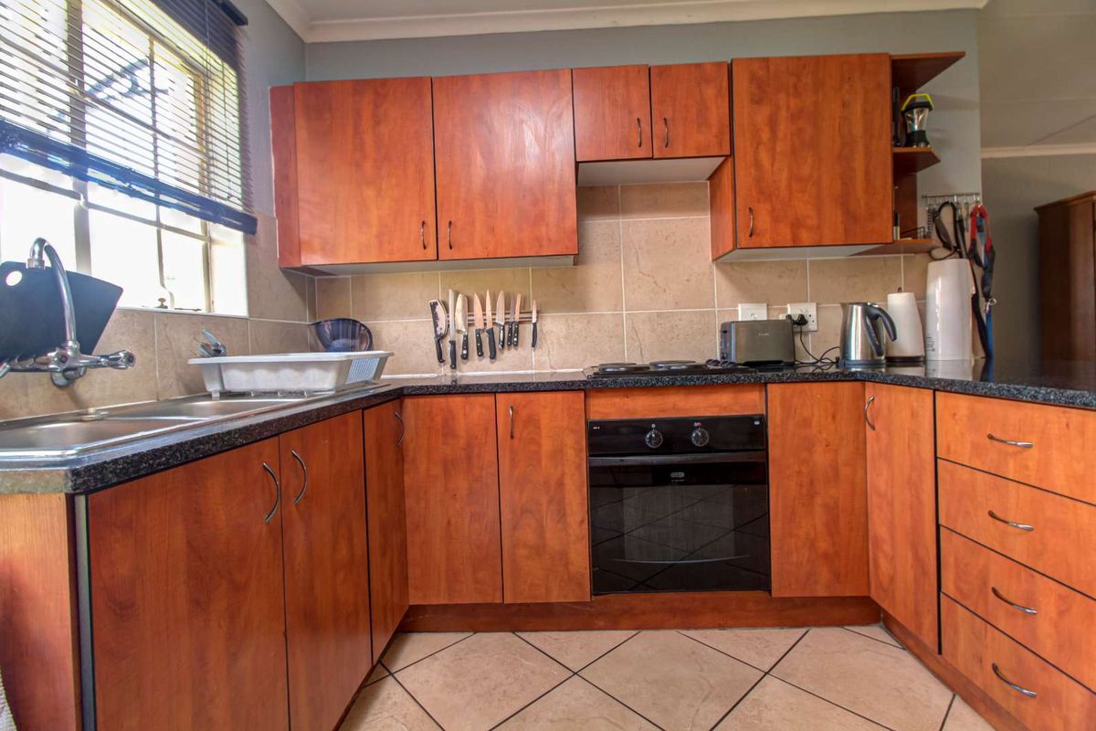 Spacious Corner Gem: Comfort & Convenience Await! - Photo 4