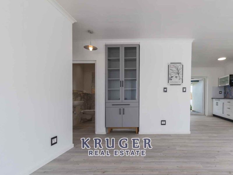 Immaculate Renovated Home with Separate flat - Photo 9