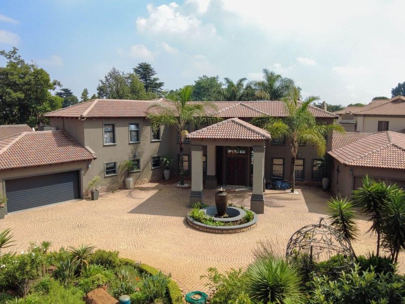 Luxury Oasis: Entertainer's Dream Awaits! - Photo 2