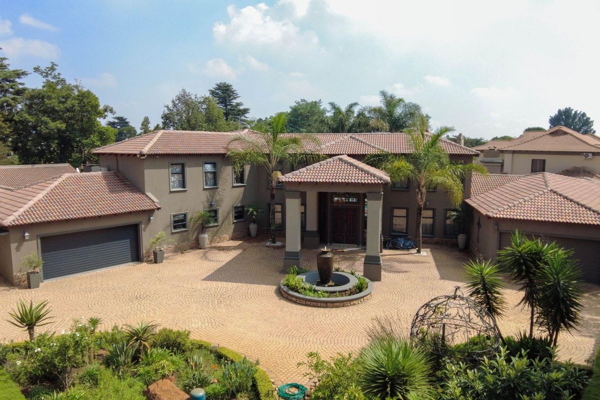 Luxury Oasis: Entertainer's Dream Awaits! - Photo 2