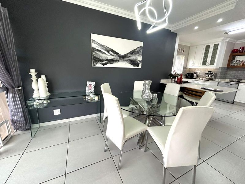 HENDRA - Gorgeous Pet Friendly Duplex 5 Minutes from the Beach - Photo 10