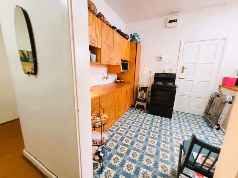 **Charming Flat in Upper Glenwood: Convenience Meets Comfort** - Photo 10