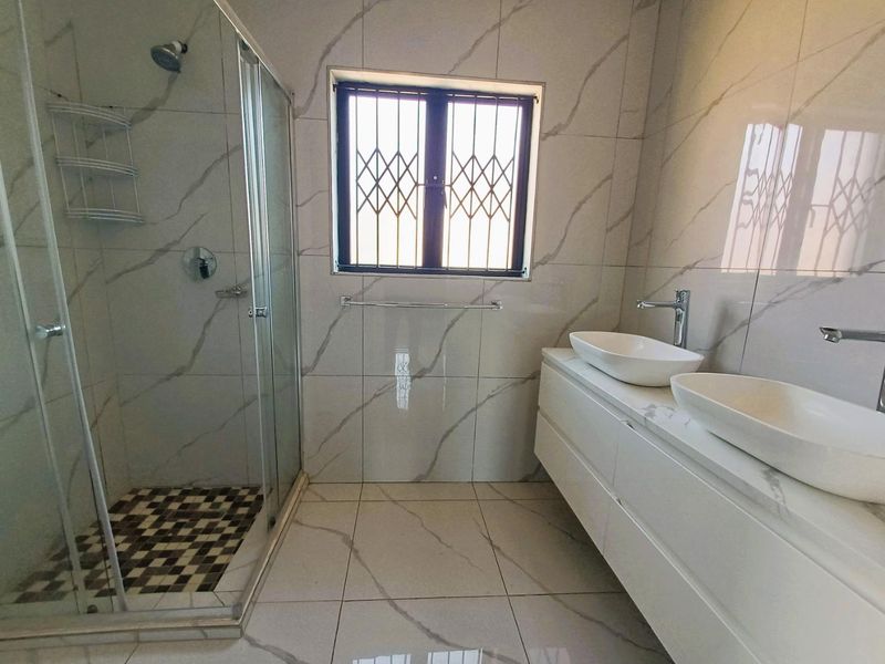 FOR RENT  | Kloof / Wybank  |  Bachelor Apartment - Photo 9