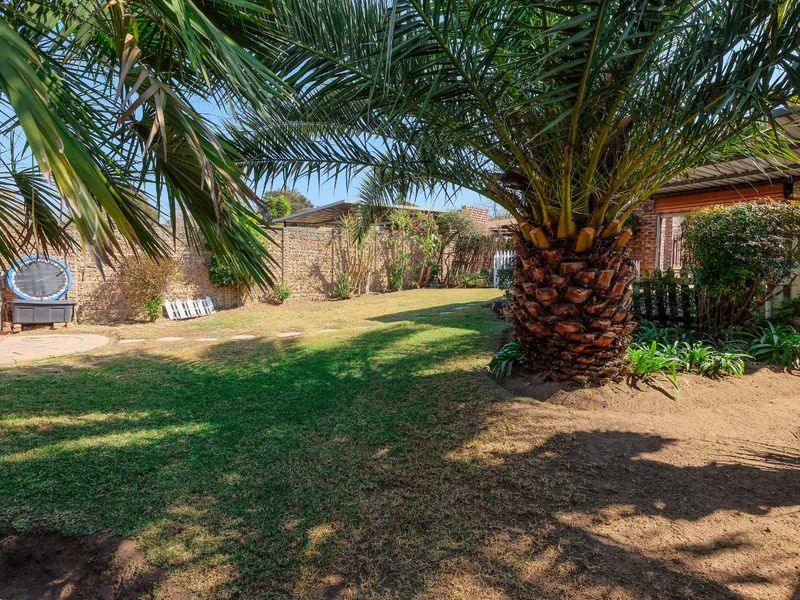 Lovely 3 Bedroom/2 Bathroom Simplex with Double Garage! - Photo 5