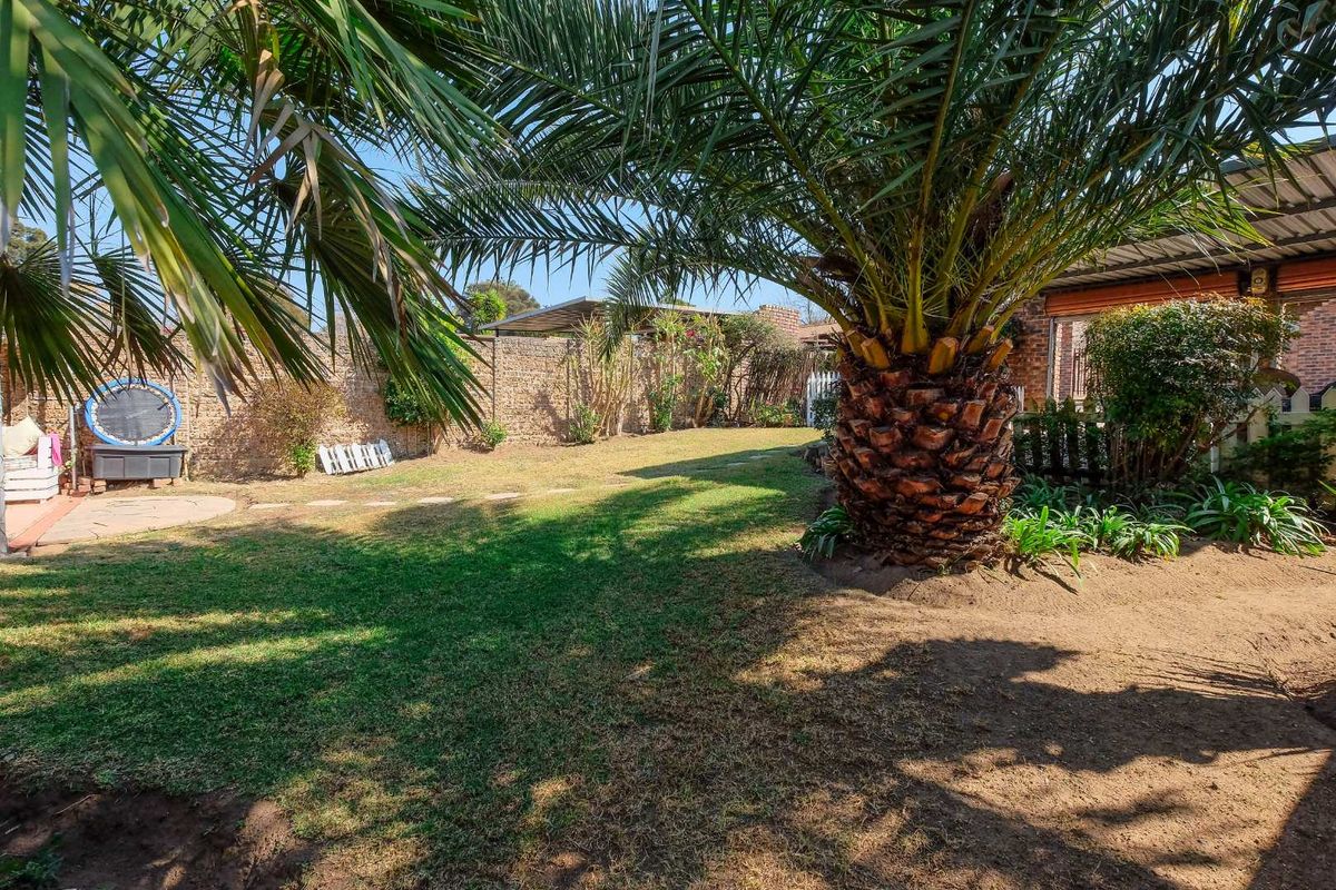 Lovely 3 Bedroom/2 Bathroom Simplex with Double Garage! - Photo 5