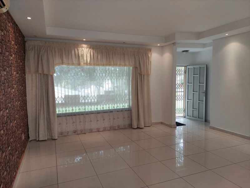 Stunning Family Home in Dove Crescent, Yellowwood Park - Photo 2