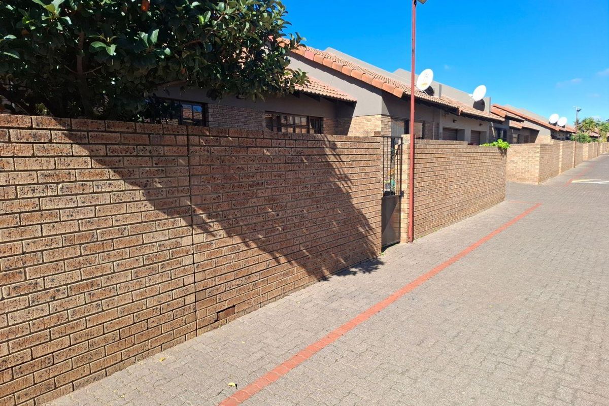 Move in ready 2 bedroom townhouse in secure complex - Photo 2