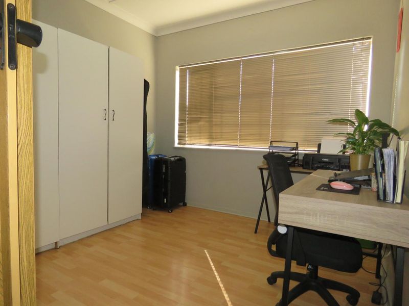 Spacious Family Home with a Separate 2-Bedroom Flatlet - Photo 5