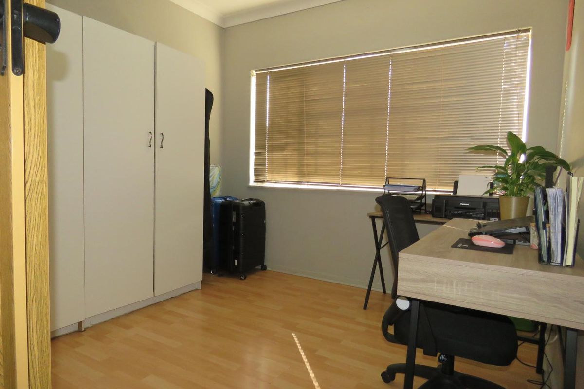 Spacious Family Home with a Separate 2-Bedroom Flatlet - Photo 5