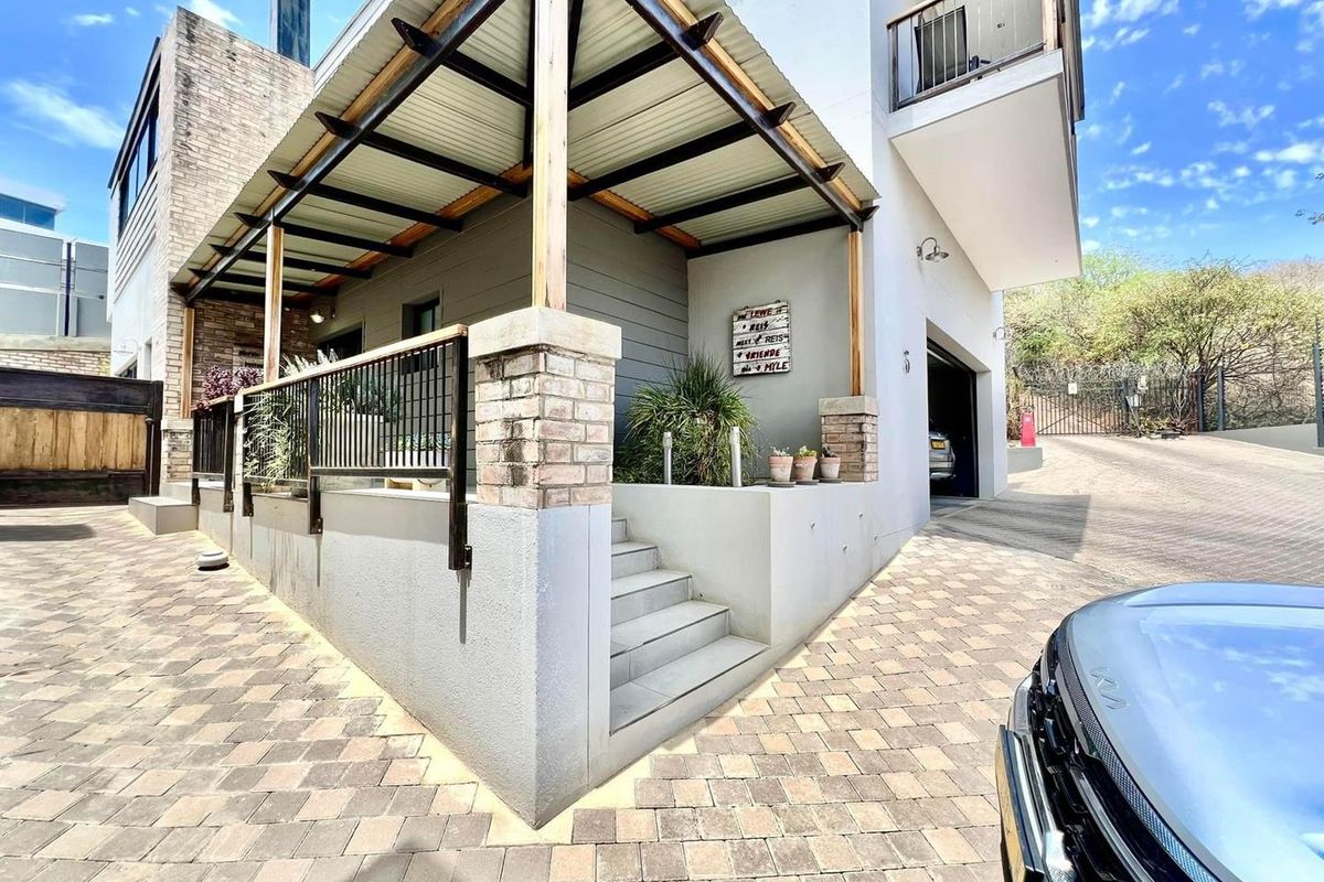 3 Bedroom Townhouse For Sale in Klein Windhoek - Photo 3