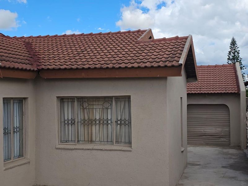 Neat 3-Bedroom Home with Outside Room & Garage – Seshego Zone 5 - Photo 8