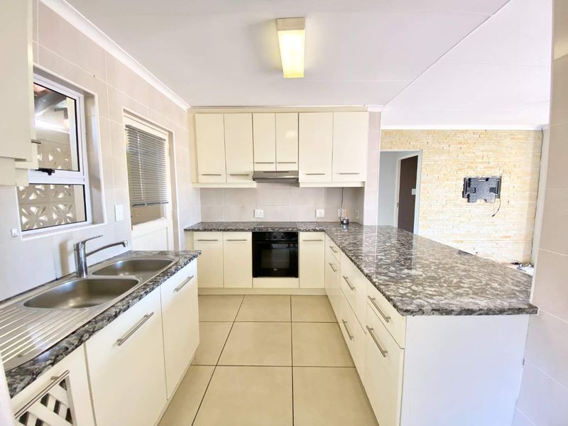 Hendra Estates - Stunning 2 Bedroom Tonwhouse For Rent In Lovely Complex In Durban North! - Photo 4