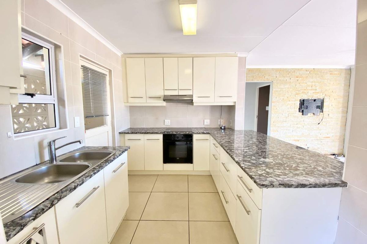 Hendra Estates - Stunning 2 Bedroom Tonwhouse For Rent In Lovely Complex In Durban North! - Photo 4