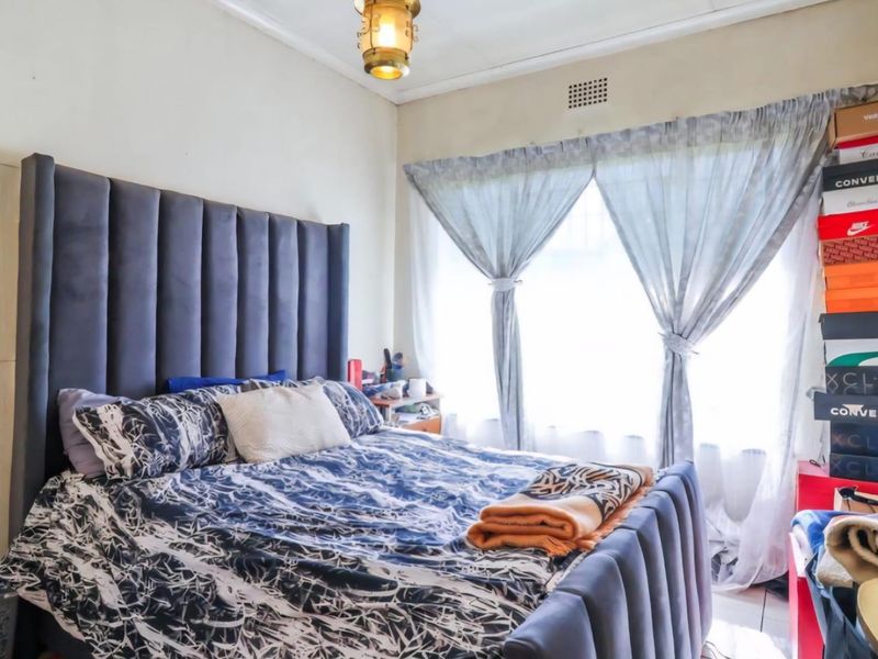 Your perfect family Home  with study, work from home, large back garden and storage, Awaits! - Photo 10