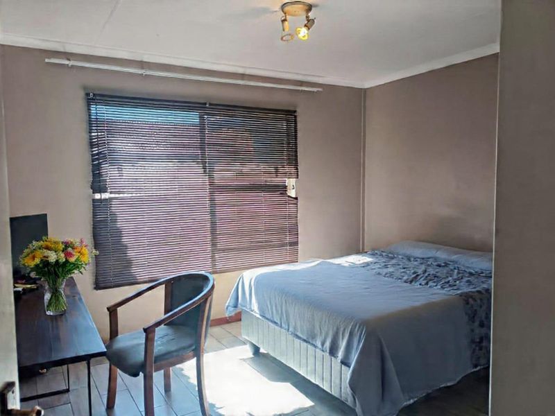 2 beds spacious unit, with cover patio +24hour security - Photo 4
