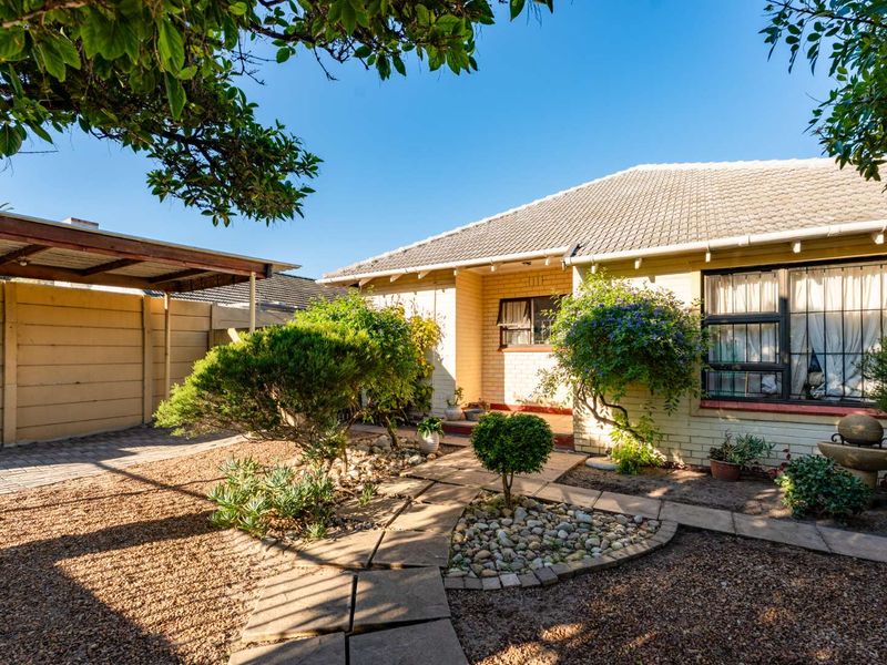 Spacious 6-Bedroom Family Home with Dual-Living Potential in Retreat - Photo 1