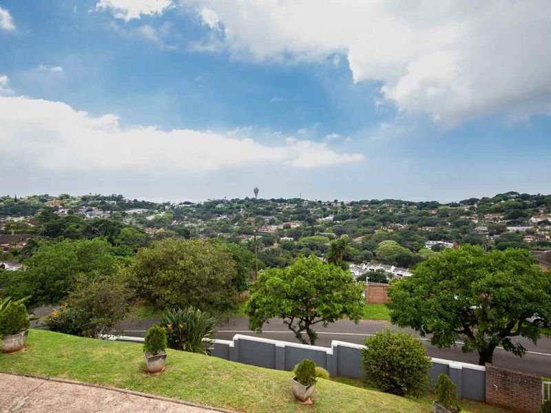 Immaculate elevated 3 bedroom home with stunning inland views - Photo 4