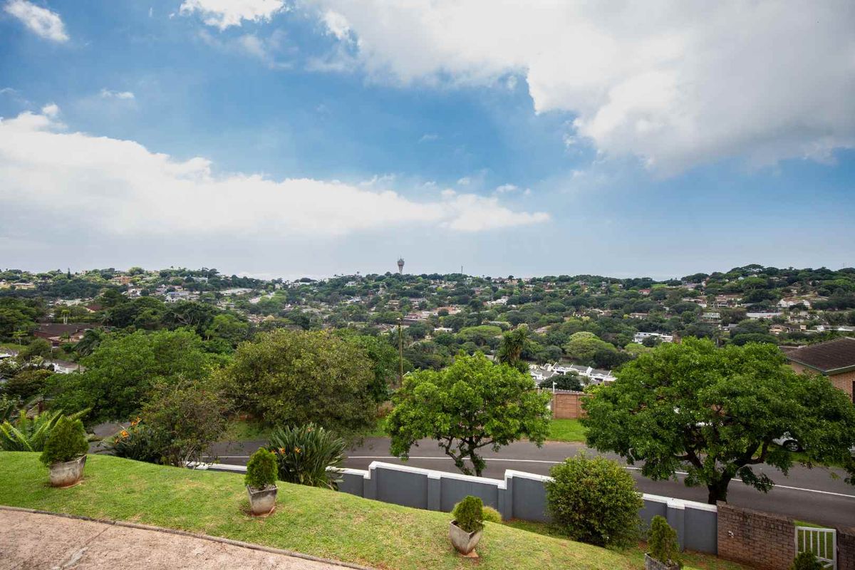 Immaculate elevated 3 bedroom home with stunning inland views - Photo 4