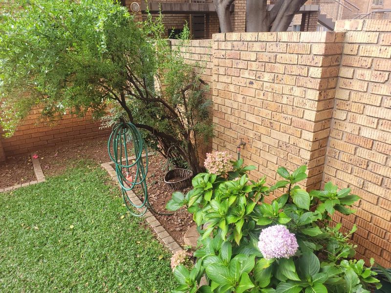 SECURE WITH PRIVATE GARDEN - Photo 2