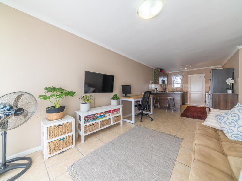 Furnished 2-Bedroom Ground Floor Apartment - Photo 5