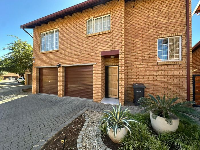 Property #2497110, Townhouse For Sale in Equestria