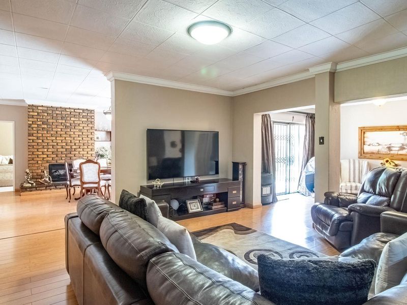 Your Dream Family Home Awaits in Lakefield Extension 21! - Photo 9