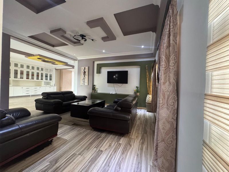 Elegant 6 Bedroom Double Storey Home With Cinema Room & Luxury Features - Photo 10