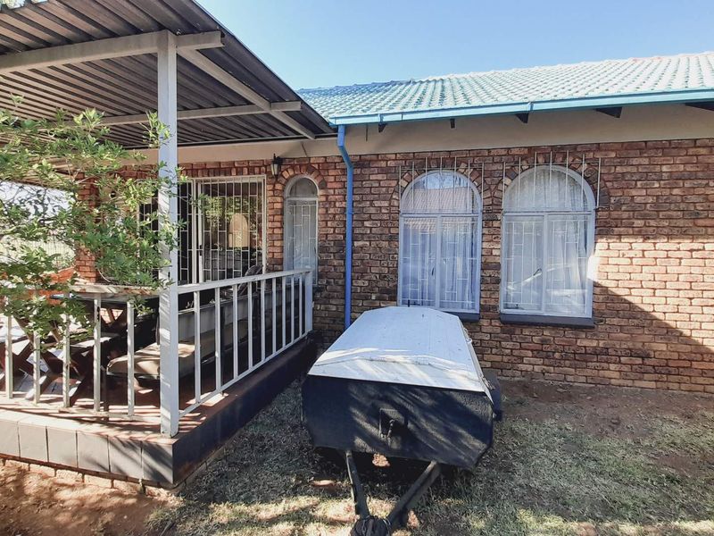 Discover Potential in Ifafi: Solid Home with Rental Opportunity - Photo 3