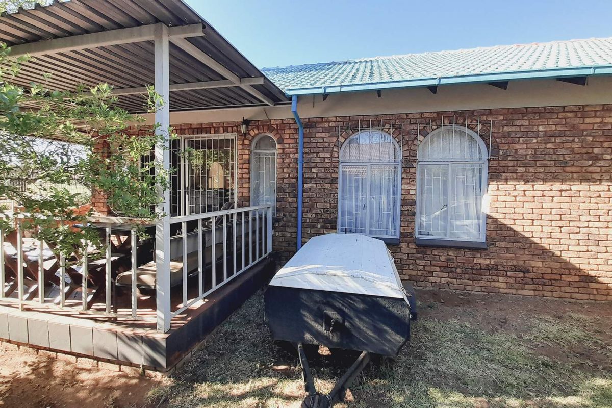 Discover Potential in Ifafi: Solid Home with Rental Opportunity - Photo 3