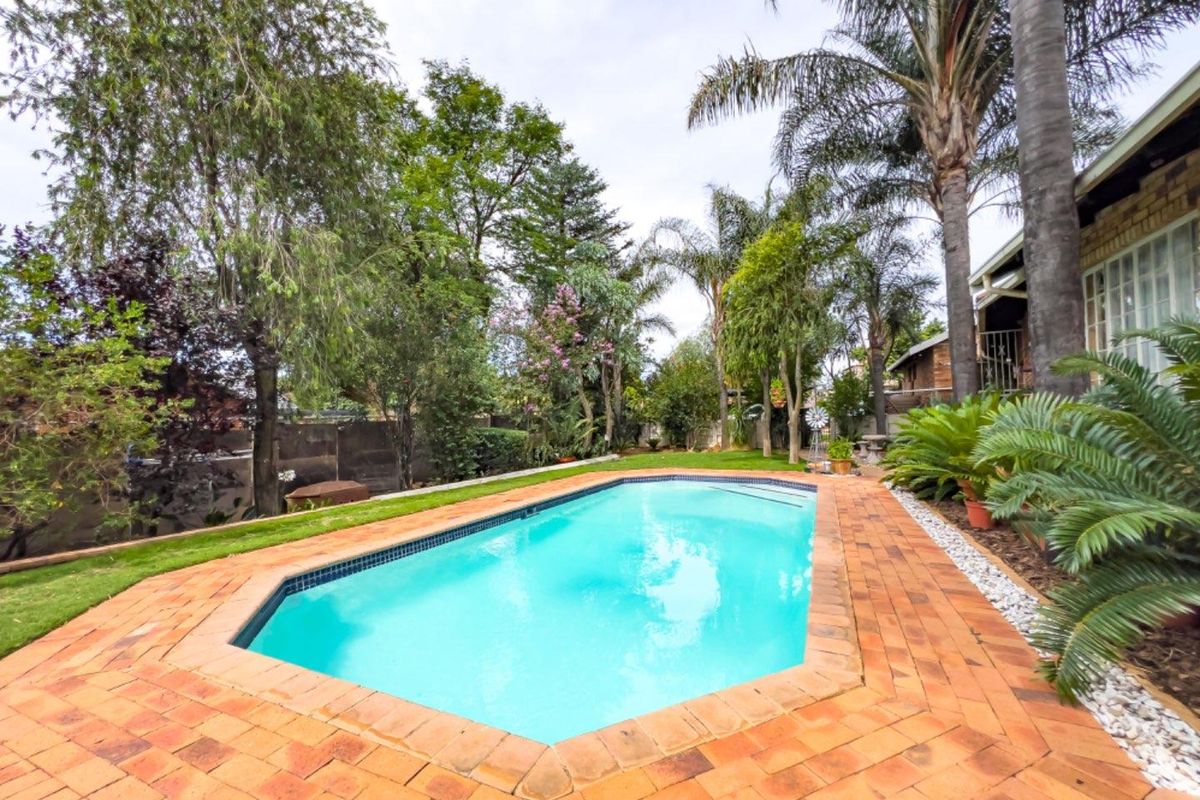 HOUSE WITH SEPARATE FLAT IN MINT CONDITION - Photo 4