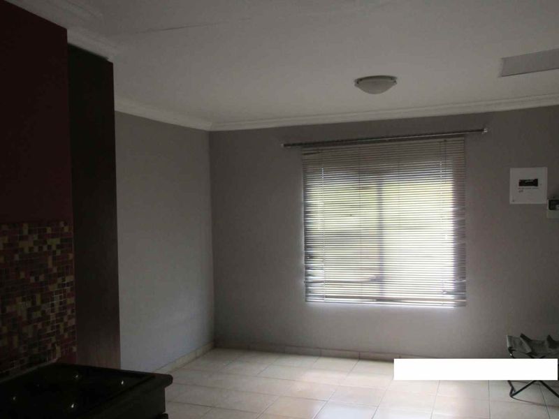 BACHELOR FLAT TO RENT IN LYTTLETON MANOR - Photo 5