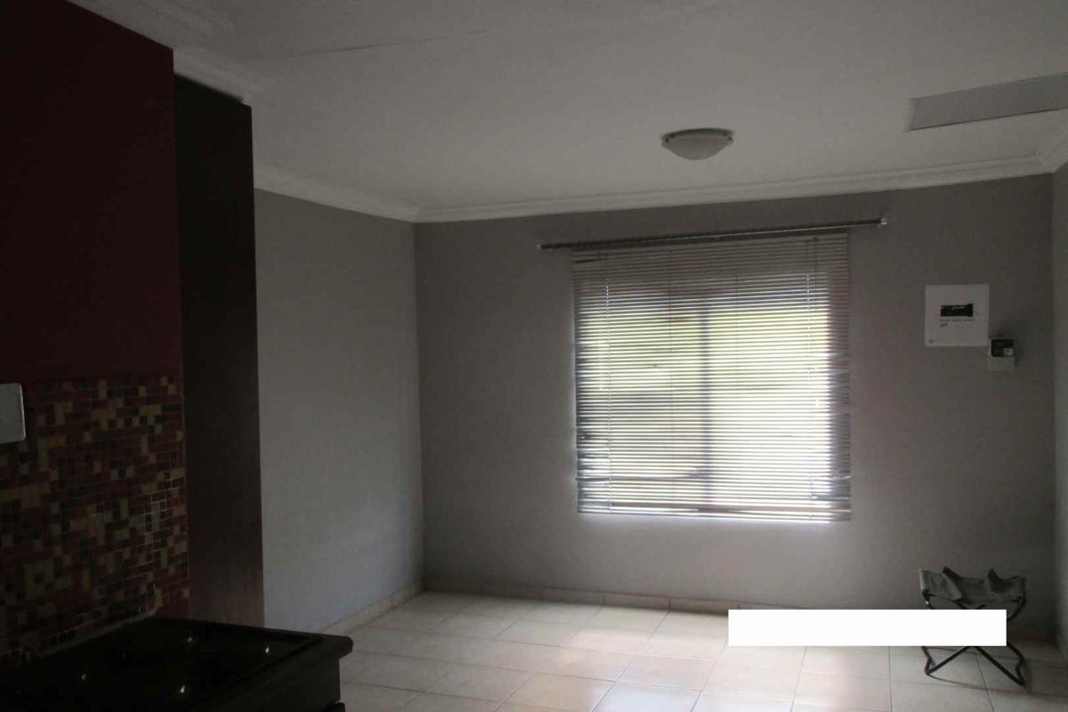 BACHELOR FLAT TO RENT IN LYTTLETON MANOR - Photo 5