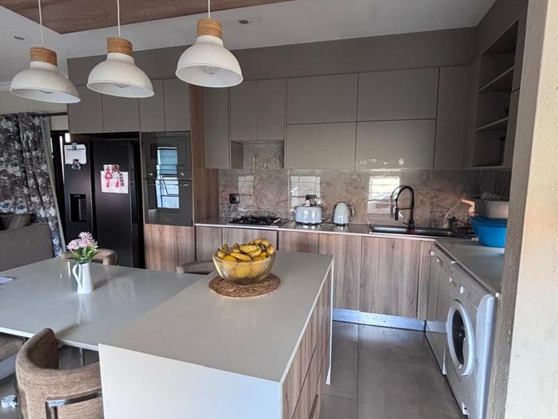 Ultra-Modern 3-Bedroom Townhouse with Solar & Private Garden – Secure - Photo 4