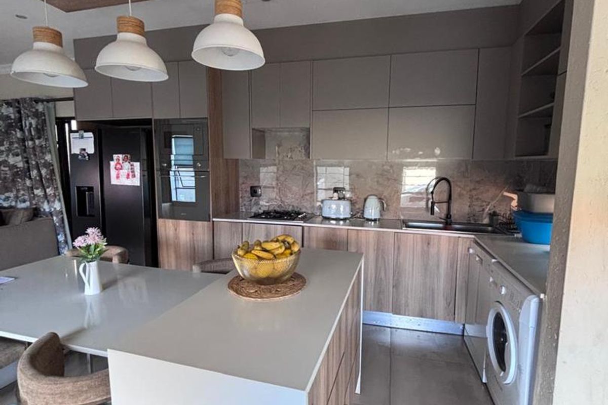Ultra-Modern 3-Bedroom Townhouse with Solar & Private Garden – Secure - Photo 4