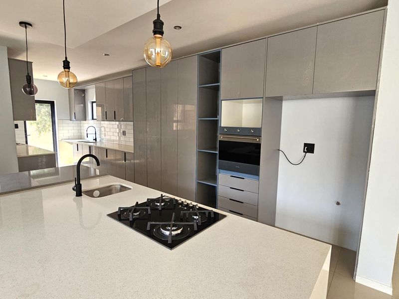 Executive 5 Bedroom House in Melodie Hartbeespoort - Photo 6