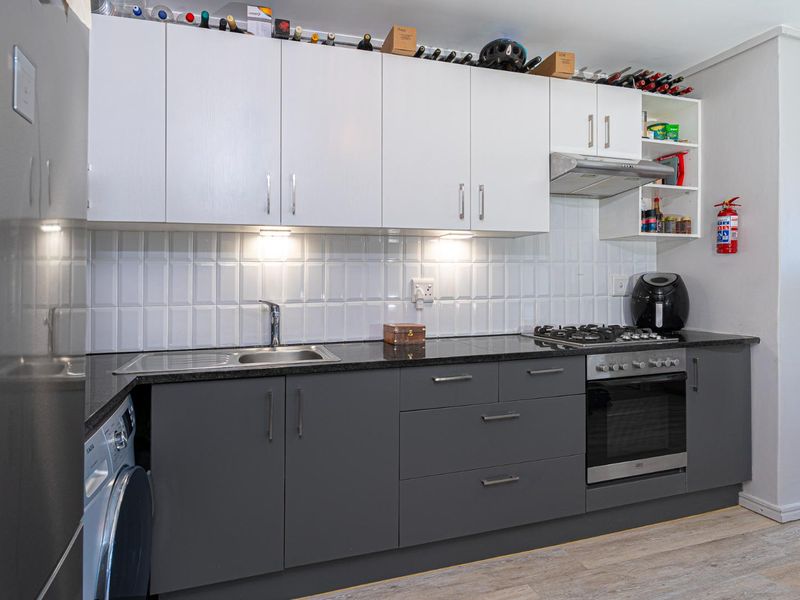 Breathtaking views from this magnificent 2 bed Apartment. - Photo 7