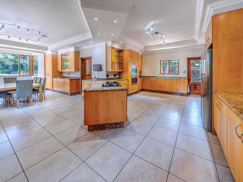 Experience Grandeur and Spaciousness: Majestic 6-Bedroom Family Haven in Sandton's Prime Location - Photo 6
